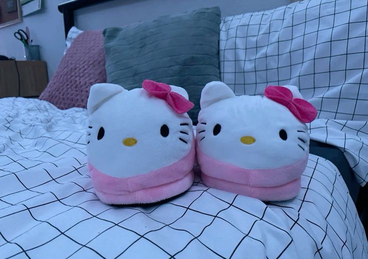 Hello Kitty One Size Slippers